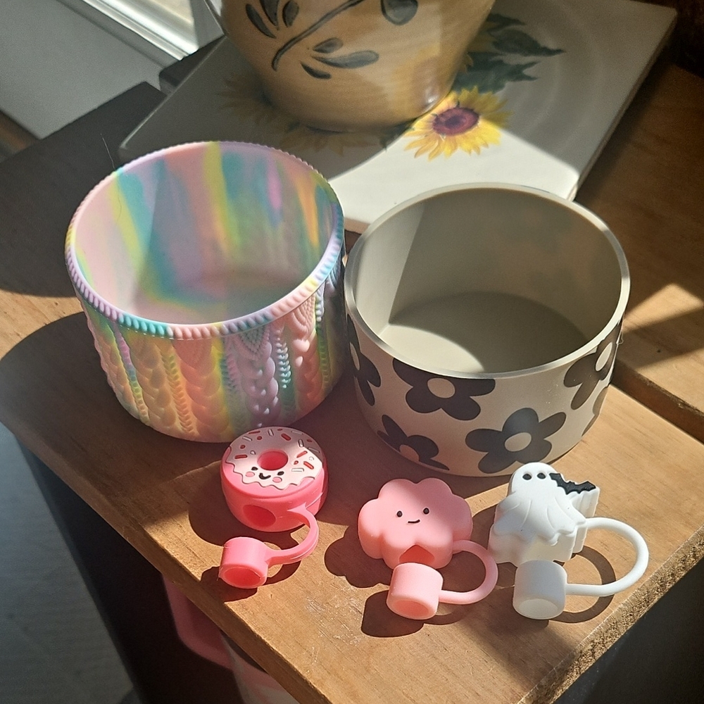 Bundle Of Two Tumbler Boots And Three Straw Toppers Nwt